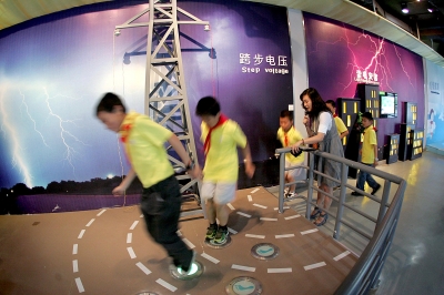 孩子们在跨步电压区进行防止触电的模拟体验.