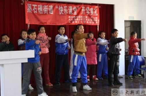 我校大学生艺术实践协会开展大手拉小手学雷