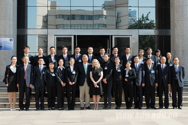 诺贝尔物理学奖获得者丁肇中教授与山东大学程林教授团队合影