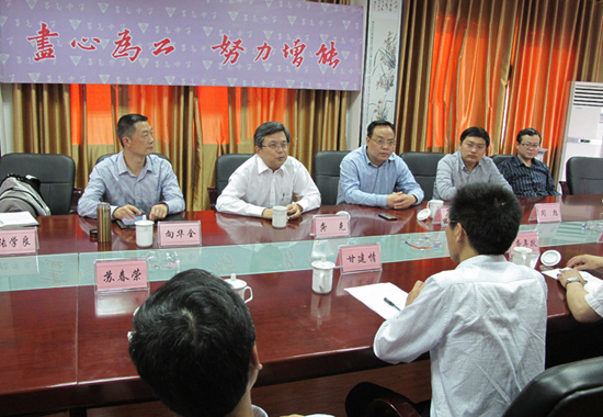 部长向华全,自贡市教育局局长蒲定波和蜀光中学校长甘建情等的陪同下