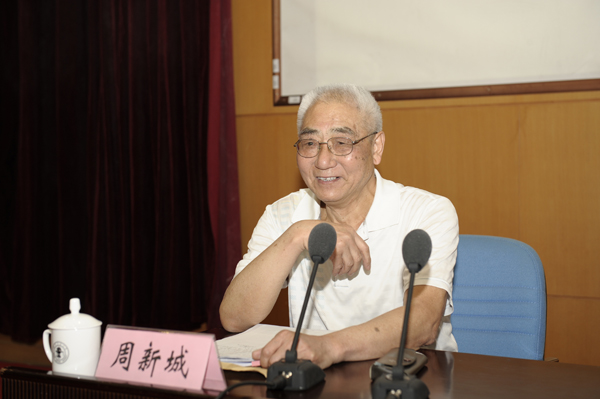 人民大学教授周新城走进交大作理想信念教育专
