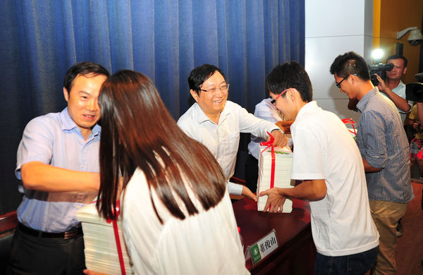 中宣部向我校师生赠送《理论热点面对面》