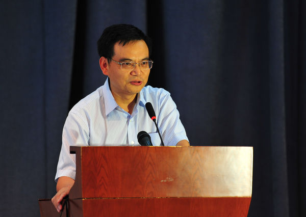 中宣部向我校师生赠送《理论热点面对面》