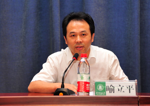 中宣部向我校师生赠送《理论热点面对面》