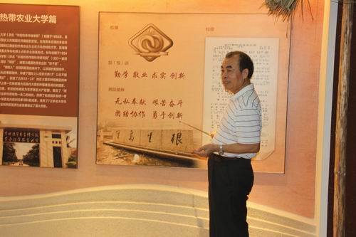 校党委书记刘康德为博士研究生上思想政治理论课