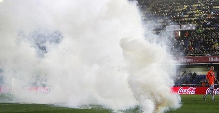 西甲赛场遭遇烟雾弹袭击 主席公开道歉:严惩肇