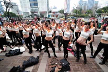 美女街头玩快闪(图)