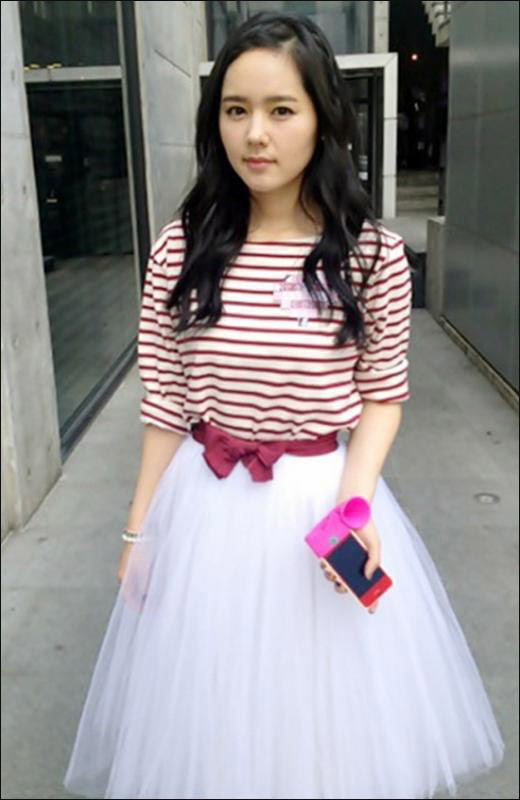 <em>韩佳人</em>白纱公主裙<em>照片</em>曝光 超龄萝莉展精灵气