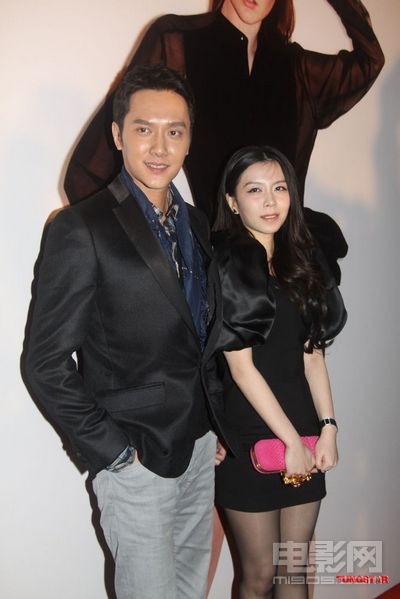 冯绍峰获神秘黑丝<em>女陪护</em> 关颖兔女郎造型秀性