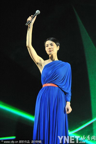 王菲穿白美女厦门开唱又蹦又跳展情趣丝袜魅力G透视天后小内衣杯图片