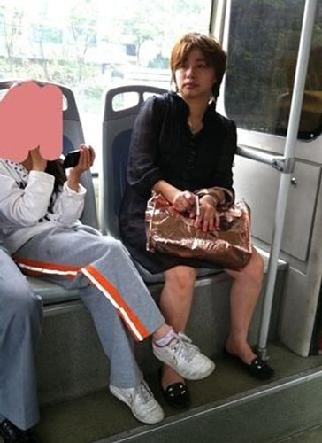 网友曝公交车遇女版欧弟 相貌神似一夜爆红