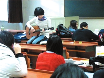 自习室女生《倔强》征服高晓松_娱乐频道_凤