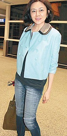 自曝不生子  关之琳机场现身 戴黑框眼镜牛仔裤成功装嫩 据香港媒体