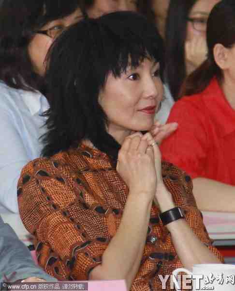 张曼玉优雅现身咬指卖萌