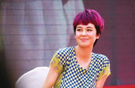郁可唯以潮流的红色短发亮相