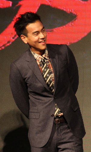 彭于晏将头发剃成莫西干式