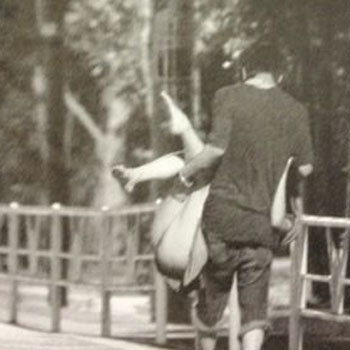 前田敦子烂醉露臀 绯闻男友佐藤健抱其回家