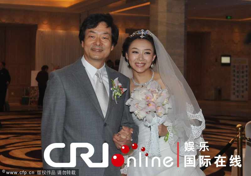 濮存昕女儿大婚:濮方甜蜜挽父亲现身 新郎陪伴