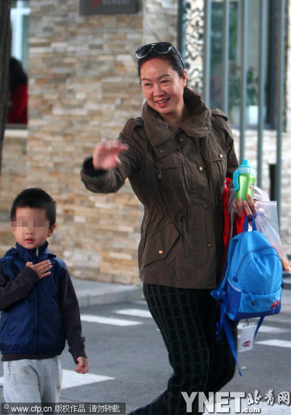 刘威老婆接爱子放学 妇女装扮拎包似足保姆_娱