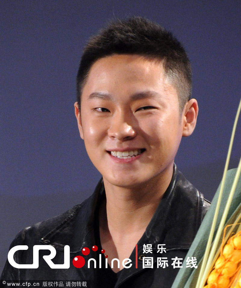 梁博低调捧场变大小眼露醋意