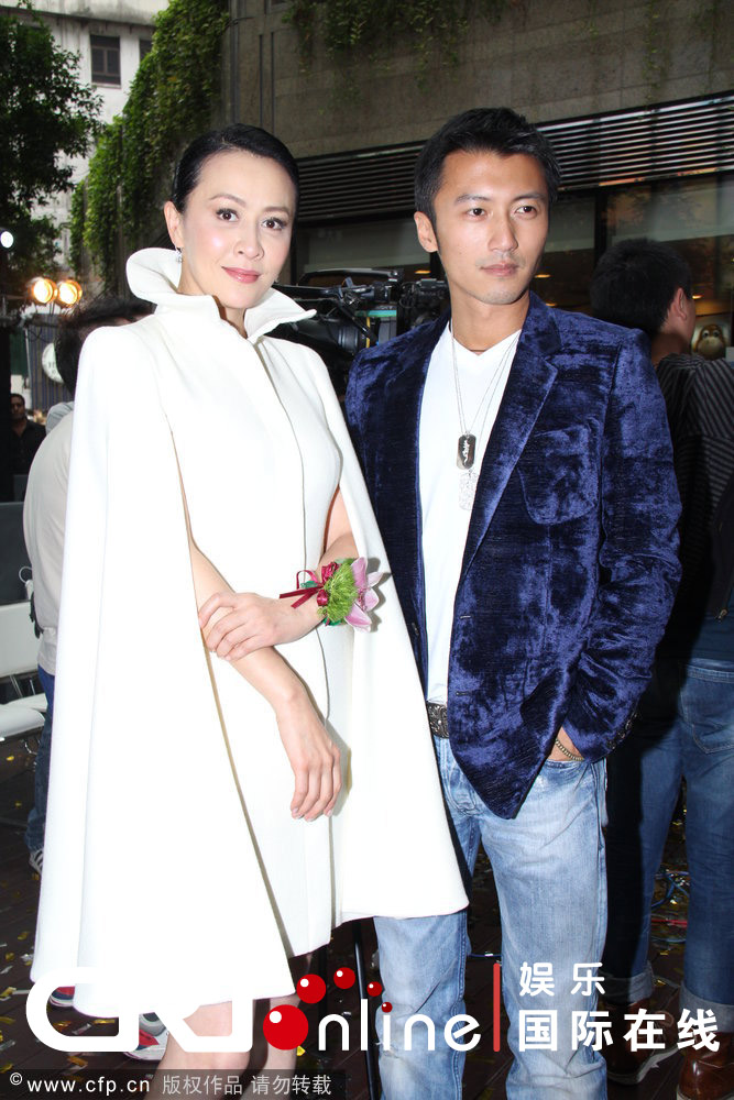 刘嘉玲白色斗篷装亮相显霸气 谢霆锋愿被保养