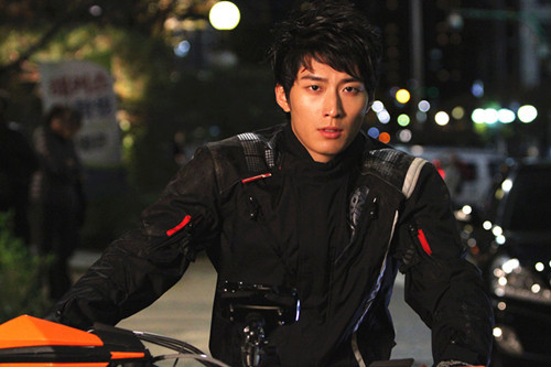 《城市游戏》江南闹市上演枪战戏 转场北京