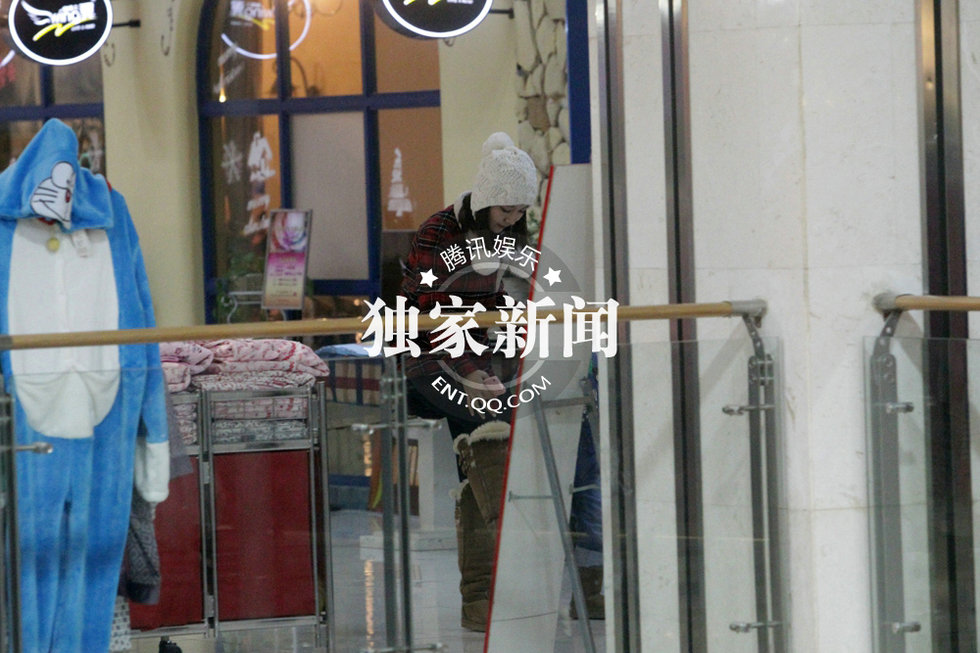 李响孙骁骁恋情公开后首亮相 戴情侣戒显甜蜜