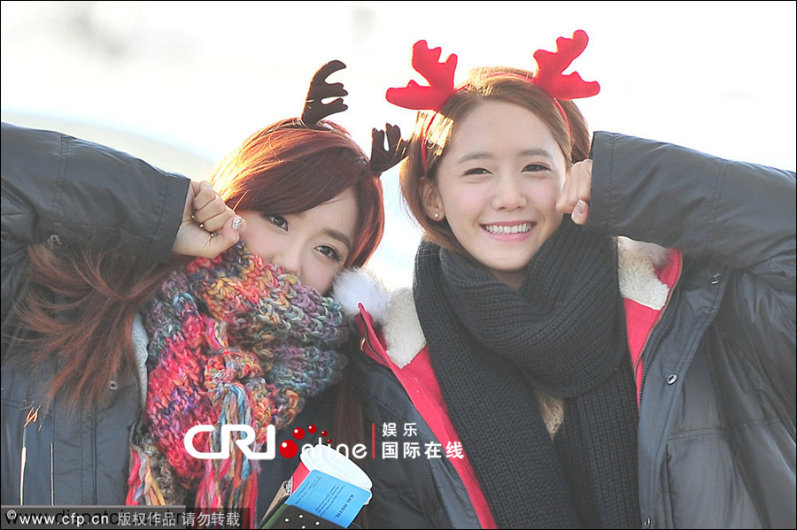 <em>少女时代</em>成员戴圣诞帽现身 节日气氛浓厚比爱