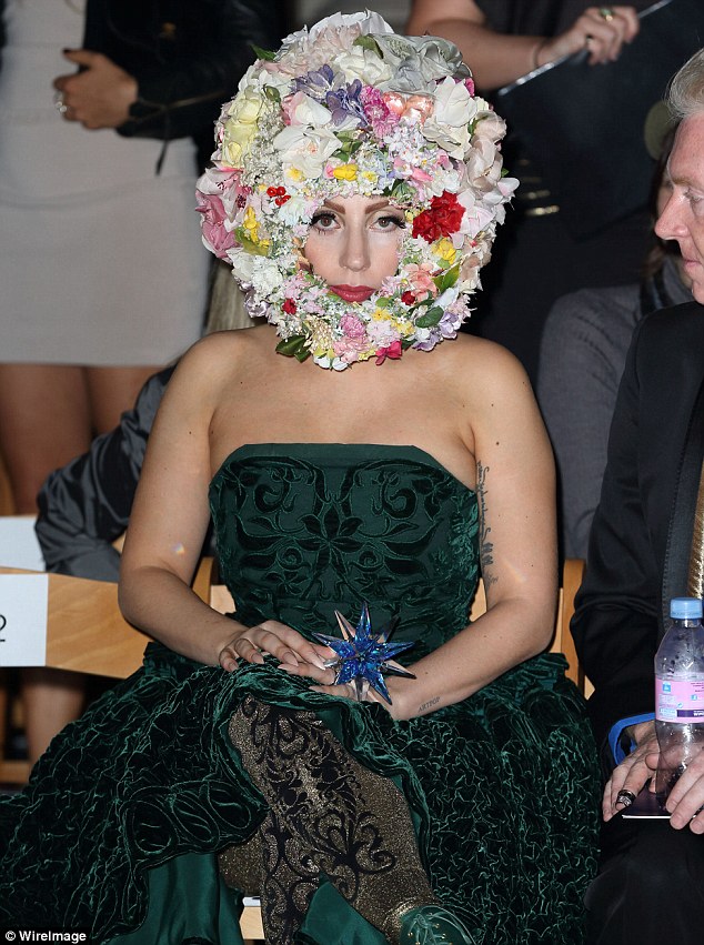 gaga lady 现身 负伤 花球 头部 头盔/Lady Gaga顶“花球头盔”现身吓人 造型奇特似头部负伤