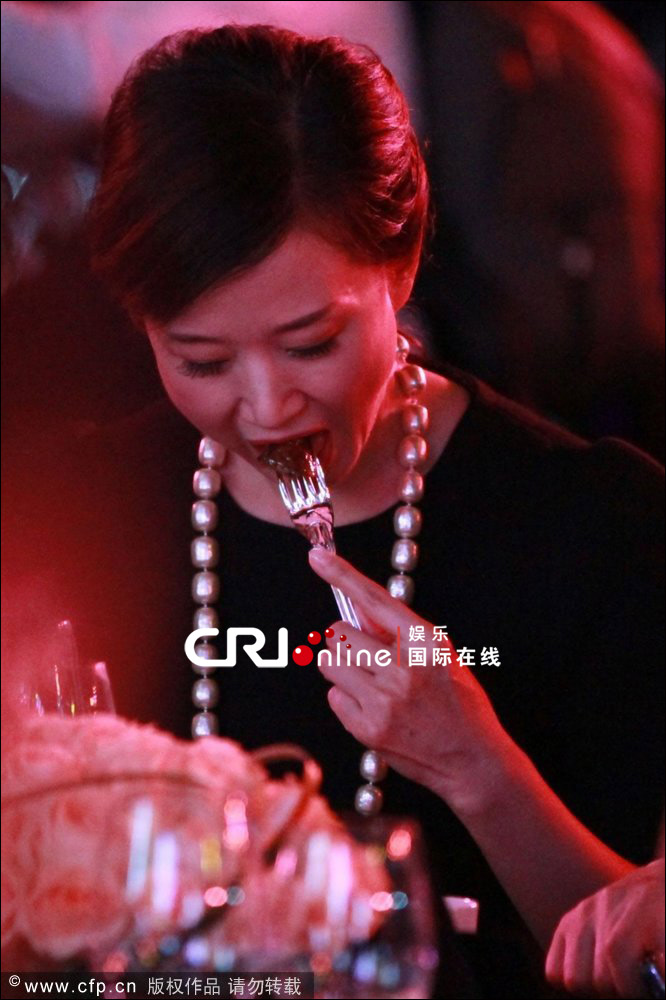 王小丫素颜与戴抢眼珍珠项链宋祖英热聊 鲁豫