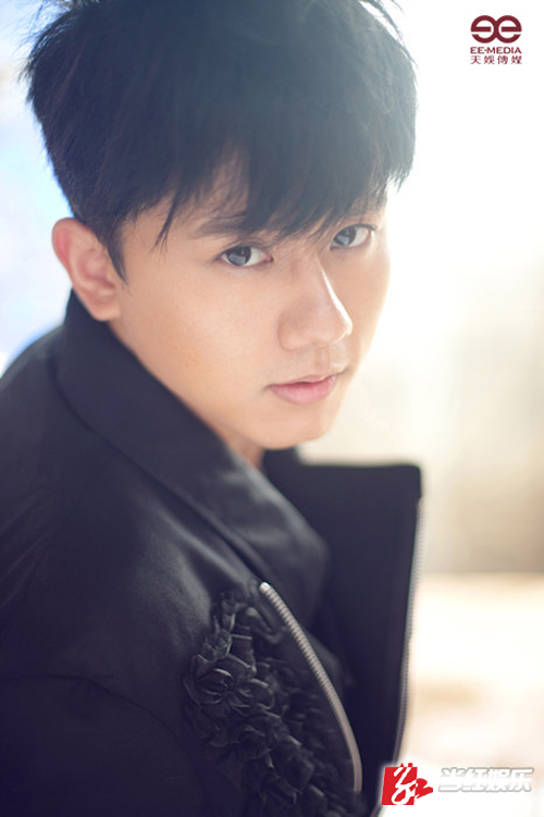 <em>张杰最</em>新冬日宣传照曝光 首张翻唱辑打造治愈