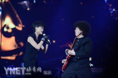 李宇春携乐队献唱江苏台春晚 串烧引爆全场