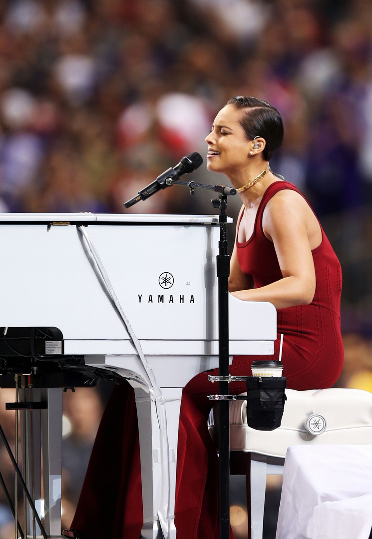 第47届超级碗开场秀 艾莉西亚·凯斯自弹自唱