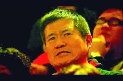 演员王鸣（中）自发报名参加《我是歌手》，再掀“托儿”质疑。