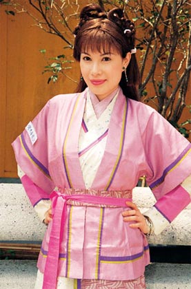 港律师娶女星赶母出门 84岁老人欲吞药自杀