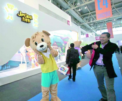 先有<a href='http://www.china1f.com' target='_blank'>服装</a>品牌再有电视动画的杰米熊。