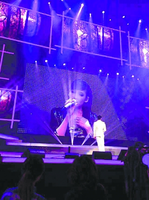 重庆粉丝飞赴香港,观看张国荣宠爱十年演唱会