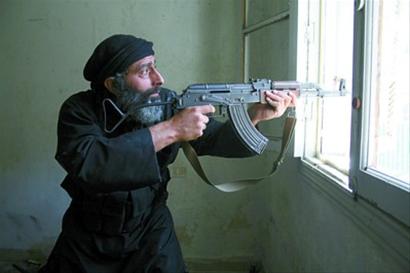 在叙利亚阿勒颇,一名反对派武装人员用ak-47步枪瞄准 叙利亚当地媒体
