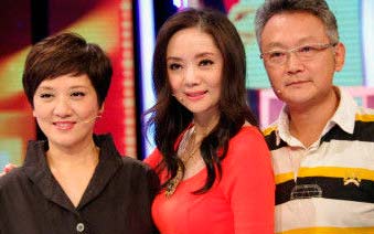 "薛宝钗"张莉晒30年前后对比照 几无差别