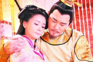 张瑞希/张瑞希（左）在《隋唐英雄》中饰演隋炀帝的宠妃张丽华。