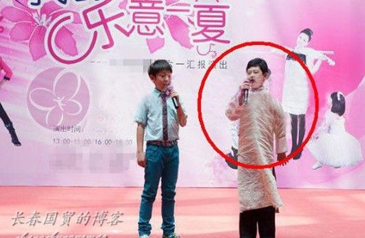 朱军11岁儿子参加文艺表演舞台照。