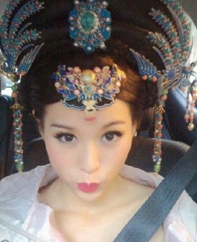 Baby顶鸟窝头用冰激凌戳鼻孔 揭明星卖萌恶搞