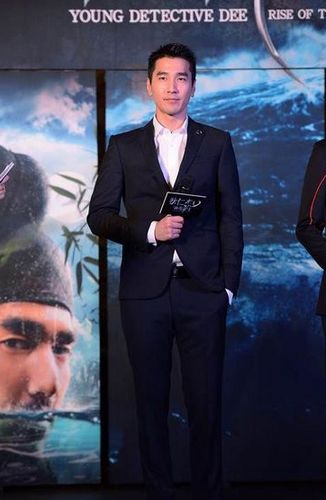 赵又廷过29岁生日 老爸送