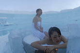 日本姐妹花在冰雪世界里泡温泉。