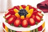 不要追求蛋糕加水果的所谓“健康”效果。水果蛋糕中的水果大部分都是罐头水果，起不到什么营养作用。少数猕猴桃片、草莓等，也不够新鲜，而且数量很少，仅为点缀，不如自己直接买鲜水果来吃。

