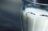 五、牛奶服药一举两得

有人认为，用有营养的东西送服药物肯定有好处，其实这是极端错误的。牛奶能够明显地影响人体对药物的吸收速度，使血液中药物的浓度较相同的时间内非牛奶服药者明显偏低。用牛奶服药还容易使药物表明形成覆盖膜，使牛奶中的钙与镁等矿物质离子与药物发生化学反应，生成非水溶性物质，这不仅降低了药效，还可能对身体造成危害。所以，在服药前后各1、2小时内最好不要喝牛奶。

