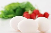 鸡蛋含有丰富的蛋白质、脂肪、矿物质和维生素。鸡蛋的蛋白质是我们身体最需要的完全蛋白质，其中的脂肪、铁、钙也容易被身体吸收利用。鸡蛋中含量丰富的维生素A、维生素B2、维生素B1等都是我们身体迫切需要且容易缺乏的营养素。但营养丰富的鸡蛋并非吃得越多越好，也并非人人都可以放心食用。以下五类人群不宜吃鸡蛋。

