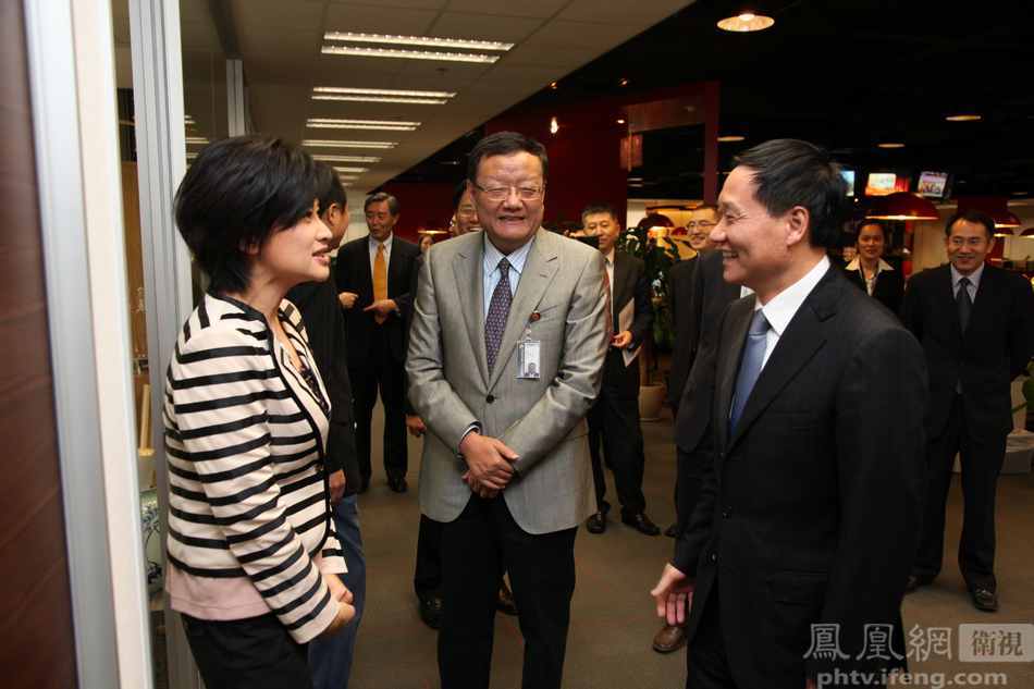 中国银行董事长肖钢参观凤凰卫视总部