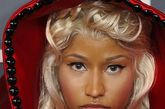 Nicki Minaj这次的“小红帽”造型让人大跌眼镜。她的妆面十分简单，只有眼尾“一双翅膀”和裸色唇膏。也难怪，这样惹眼的装束，一切脸部的精雕细刻瞬间变成浮云。 

