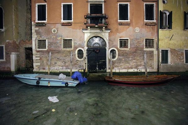 北半球极寒超300人死亡 威尼斯水城成“冰城”